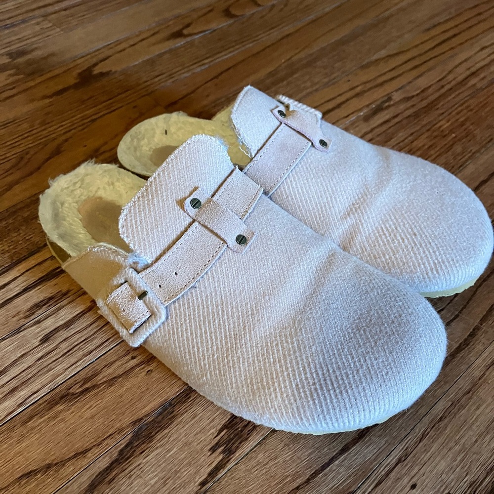 American Eagle- Light Pink Clogs